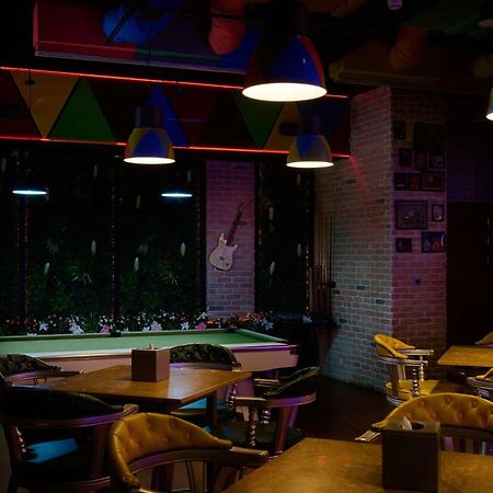 ホテル ダブルツリー バイ ヒルトン ドーハ アル サッド エクステリア 写真 The interior of a nightclub in Yerevan