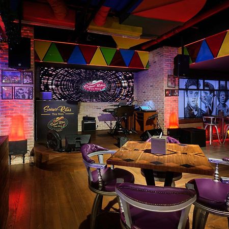 ホテル ダブルツリー バイ ヒルトン ドーハ アル サッド エクステリア 写真 The interior of a typical Hard Rock Cafe