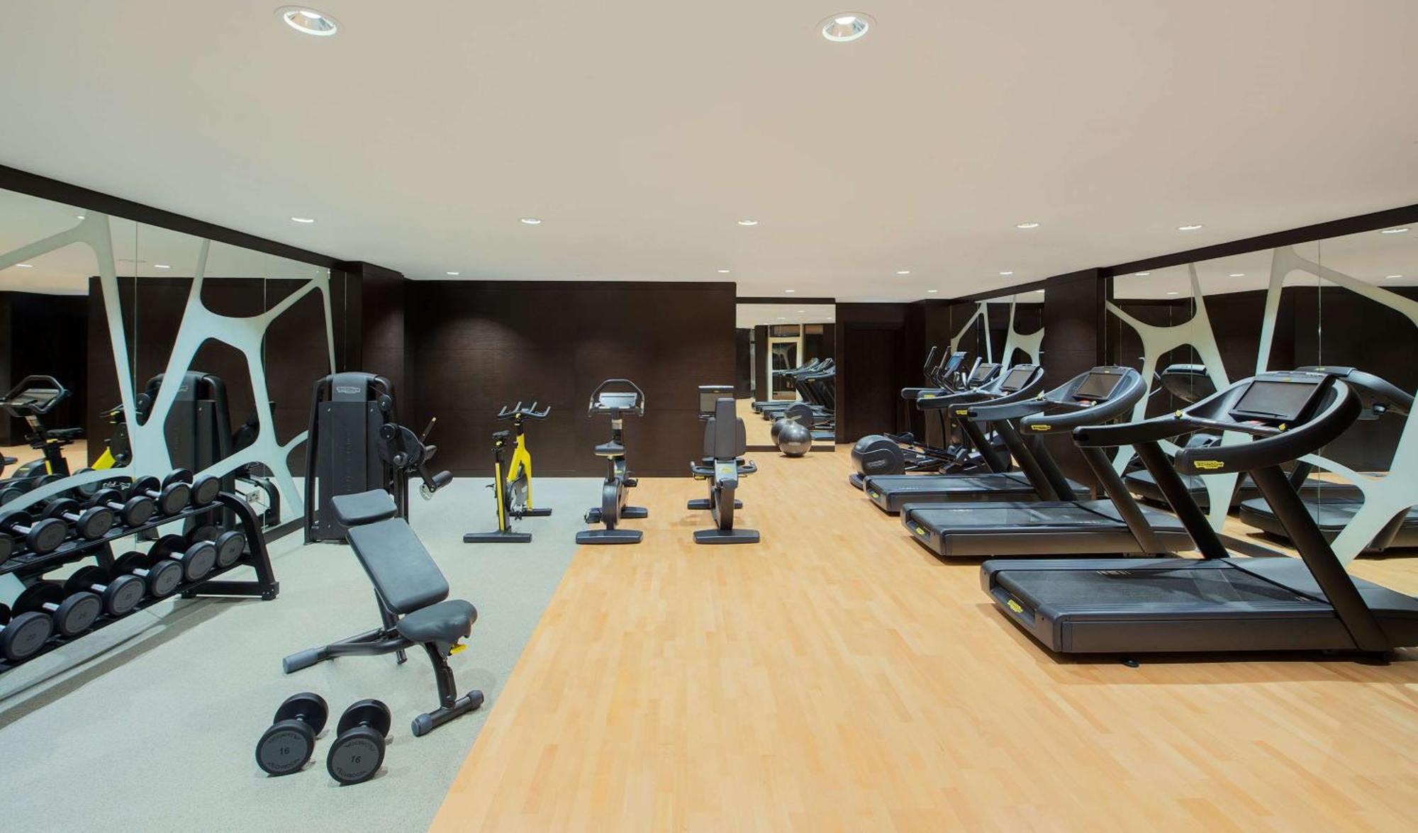 ホテル ダブルツリー バイ ヒルトン ドーハ アル サッド エクステリア 写真 The gym at the hotel