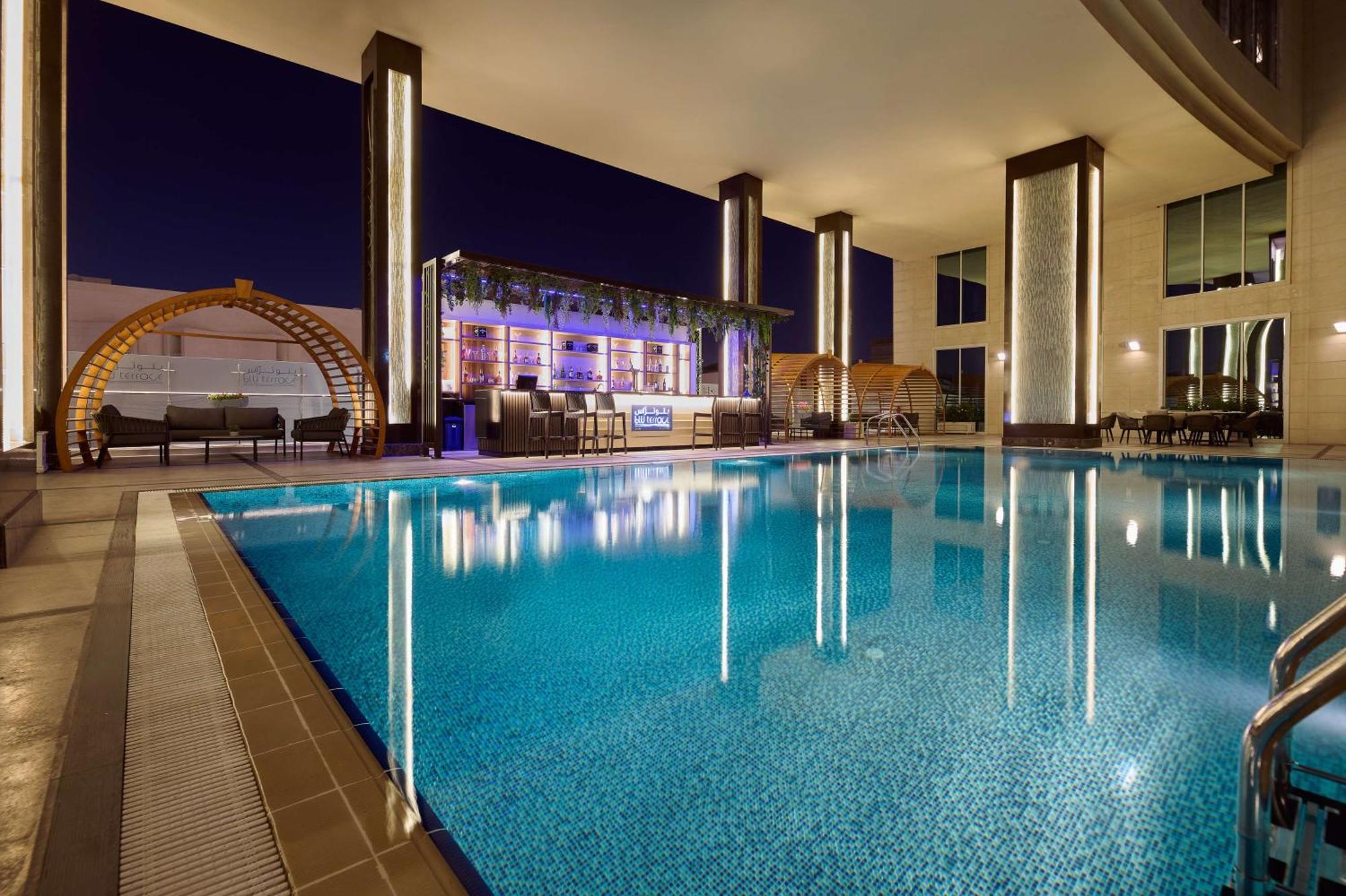 ホテル ダブルツリー バイ ヒルトン ドーハ アル サッド エクステリア 写真 The swimming pool at the hotel
