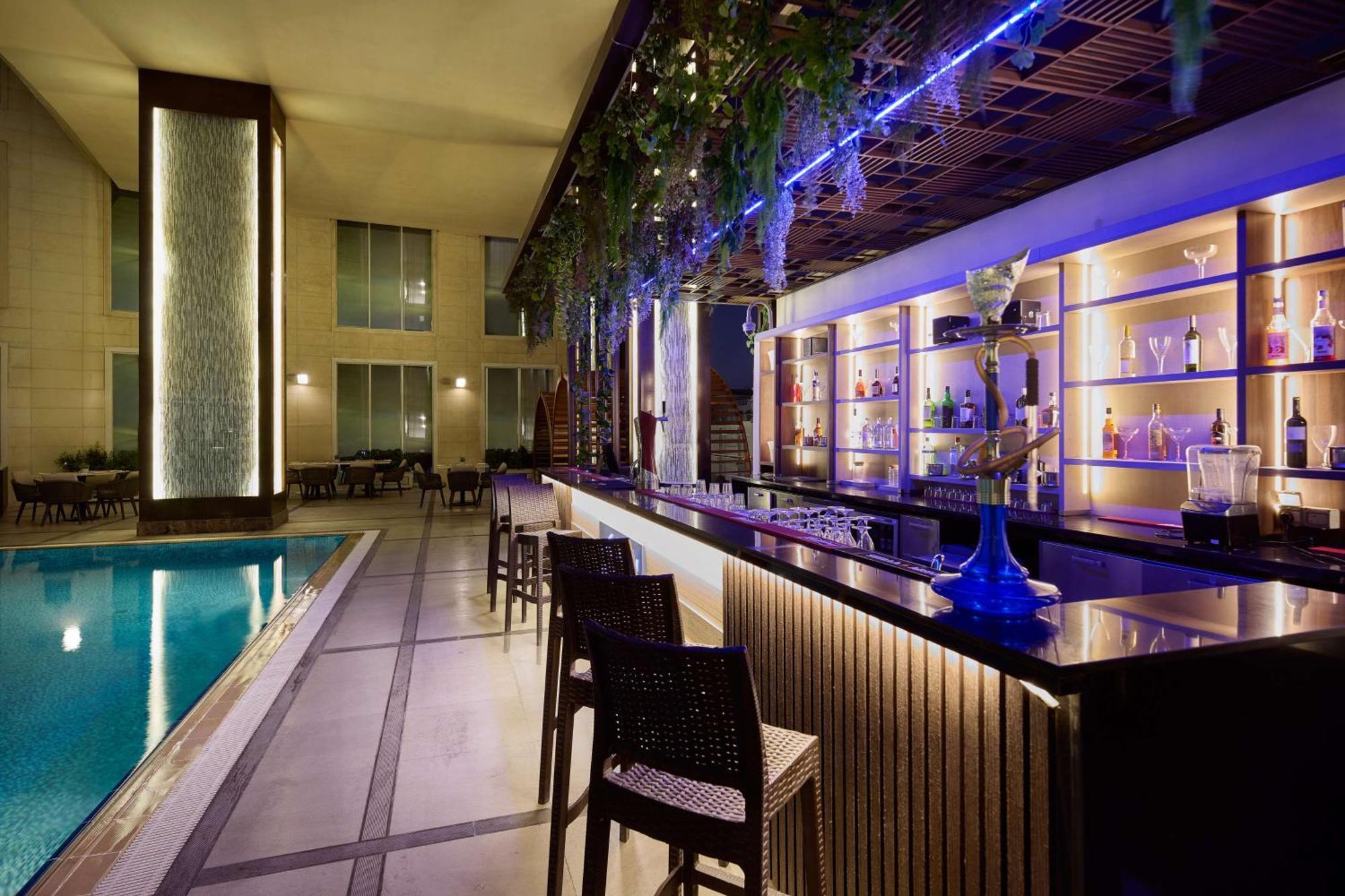 ホテル ダブルツリー バイ ヒルトン ドーハ アル サッド エクステリア 写真 The bar at the pool