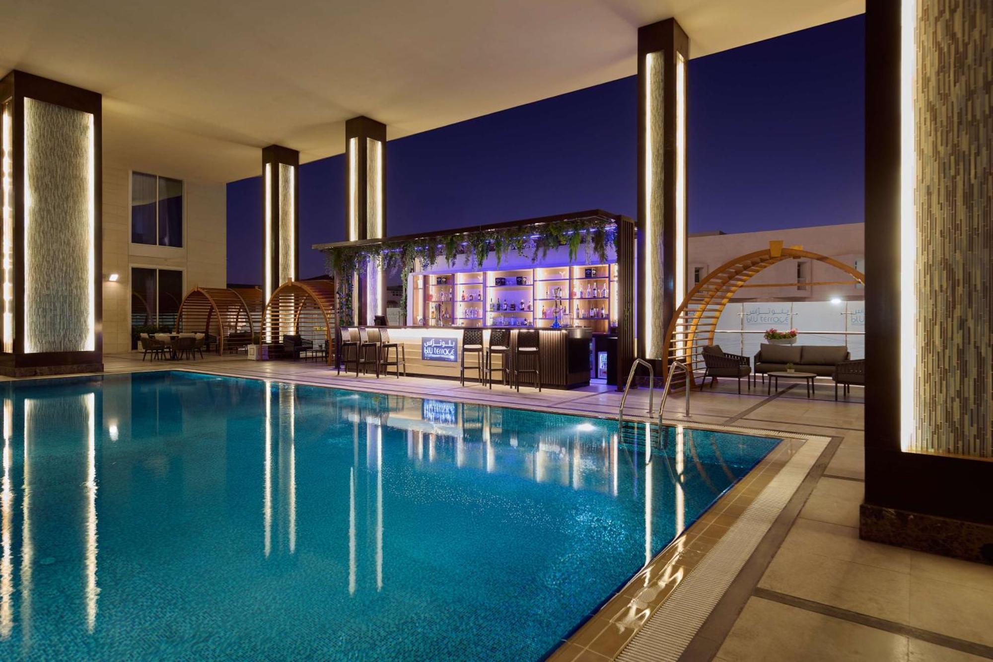 ホテル ダブルツリー バイ ヒルトン ドーハ アル サッド エクステリア 写真 The swimming pool at the hotel