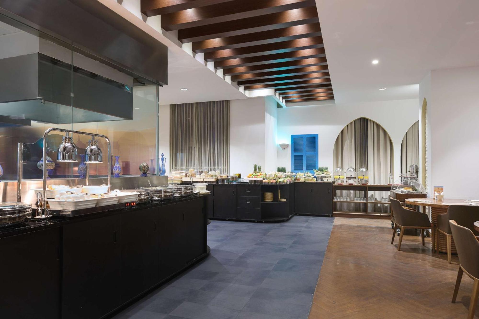 ホテル ダブルツリー バイ ヒルトン ドーハ アル サッド エクステリア 写真 The Club at Dubai International Airport