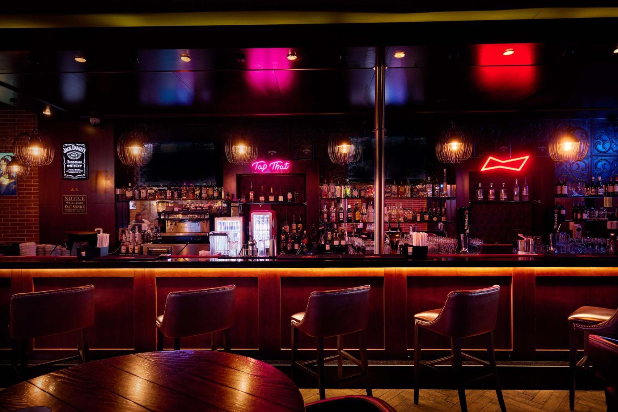 ホテル ダブルツリー バイ ヒルトン ドーハ アル サッド エクステリア 写真 The bar at the nightclub