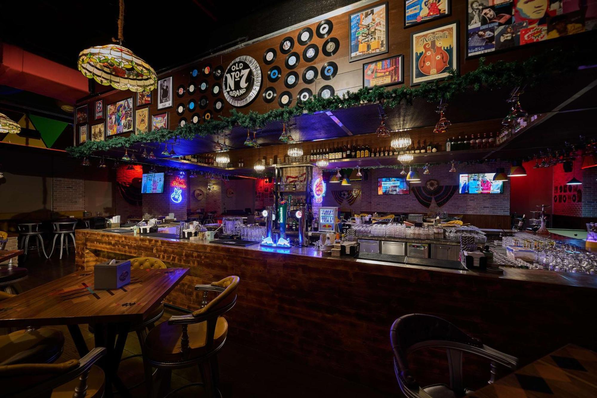 ホテル ダブルツリー バイ ヒルトン ドーハ アル サッド エクステリア 写真 The interior of the bar